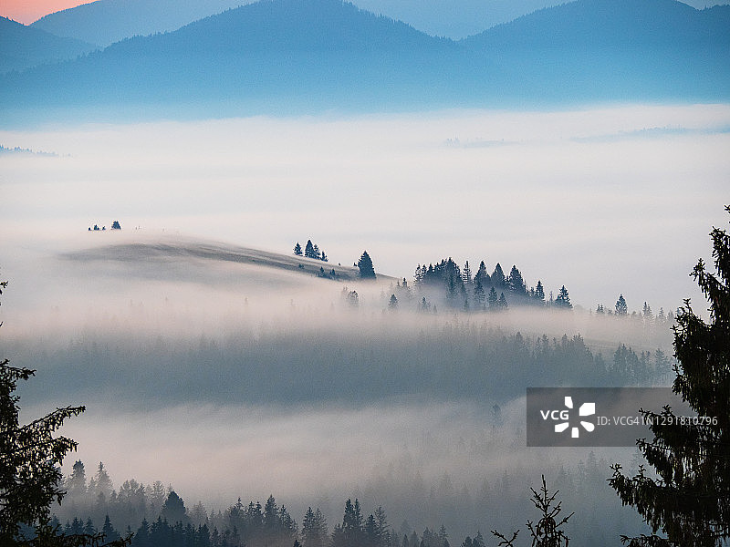 清晨浓雾弥漫的群山。日出雾景观图片素材