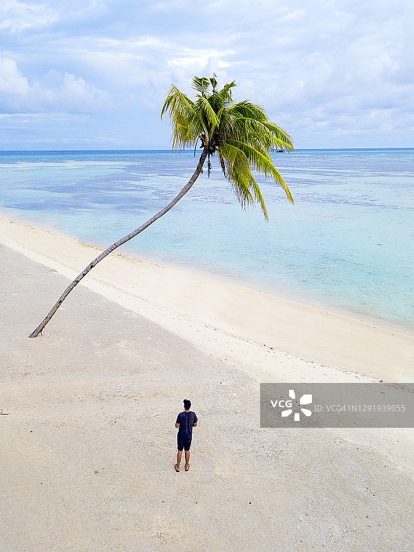 马尔代夫，卡福环礁，人独自站在胡拉岛的沙滩上鸟瞰图图片素材
