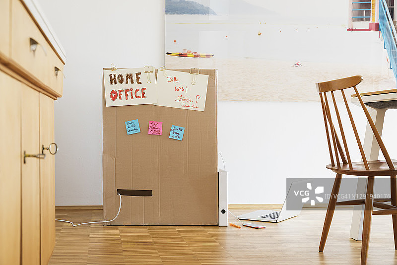 纸箱用来在餐厅地板上创建临时家庭办公室图片素材