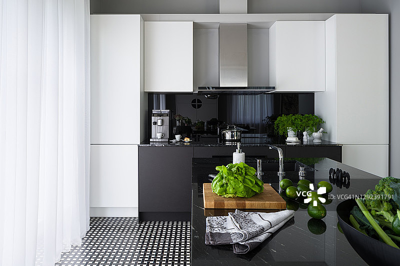 黑色和白色的厨房与岛图片素材