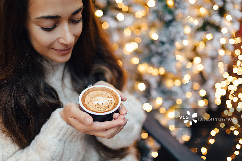 圣诞节喝咖啡的女人。图片素材