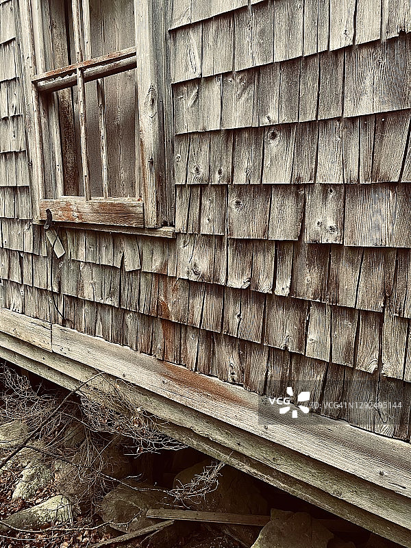 被遗忘和遗弃的木瓦房子图片素材