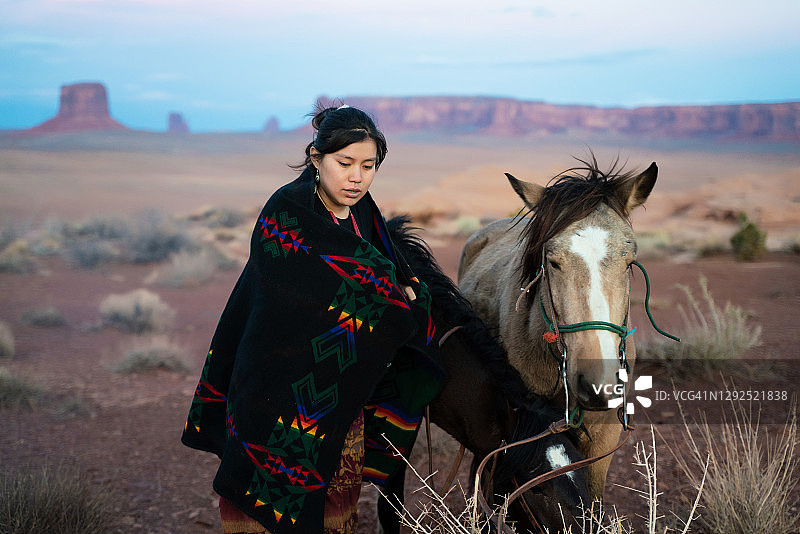 一位美国土著妇女和她心爱的马在亚利桑那沙漠图片素材