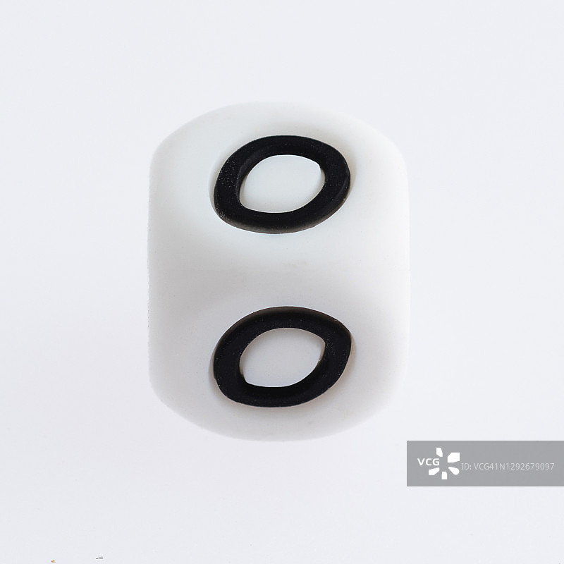 骰子与字母O在白色的背景图片素材