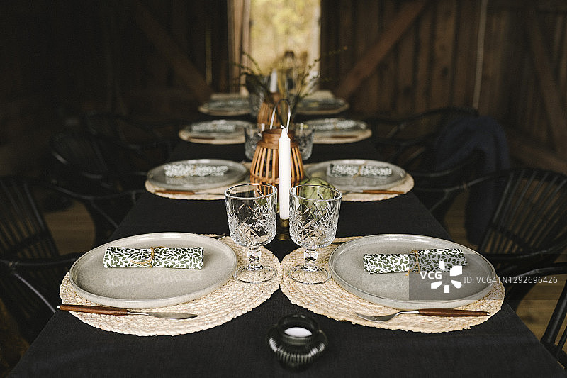 餐桌上摆放着宴会用的盘子和玻璃杯图片素材