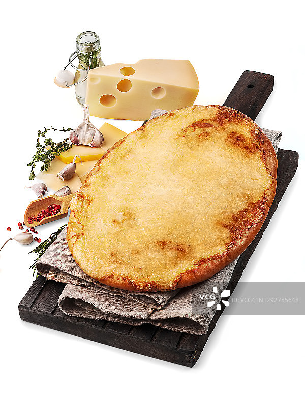 食物摄影的面包，佛卡夏与奶酪侧视图，在木板与配料在白色孤立的背景近距离图片素材