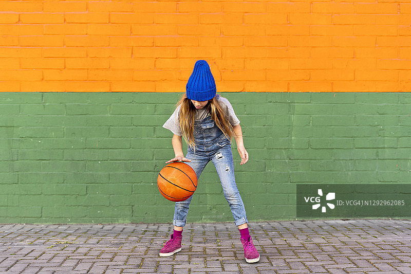 小女孩在打篮球，运球图片素材