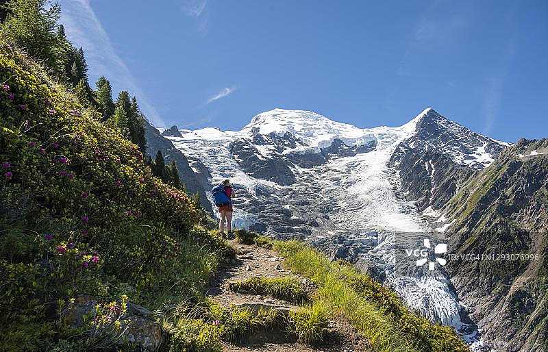 徒步旅行者在徒步路线，山脉景观，塔纳斯冰川的观点，徒步La Jonction, Chamonix，上萨瓦伊，法国图片素材
