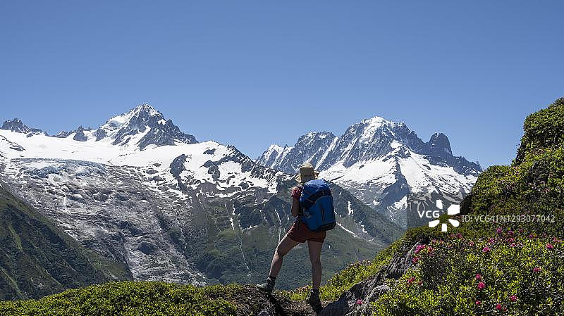法国上萨瓦夏蒙尼的勃朗峰(Mont Blanc, Chamonix, Haute-Savoie, France)，徒步者眺望远方，从Aiguille de Posettes, Aiguille Verte的左峰顶(右)Aiguille du Midi图片素材