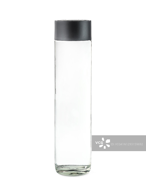 食品摄影的清洁无菌玻璃瓶的自然纯净水正面的看法，在一个白色的背景孤立的近距离图片素材