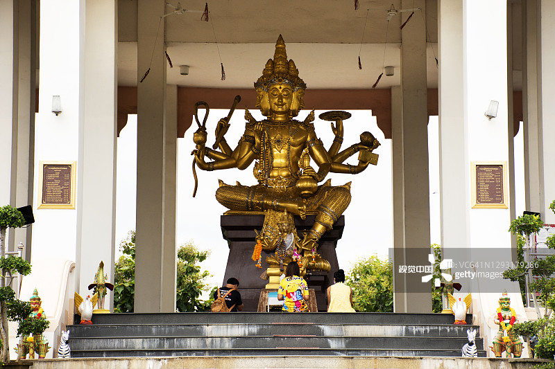 黄金梵天雕像Thewalai天使神殿在泰国辛布里省图片素材