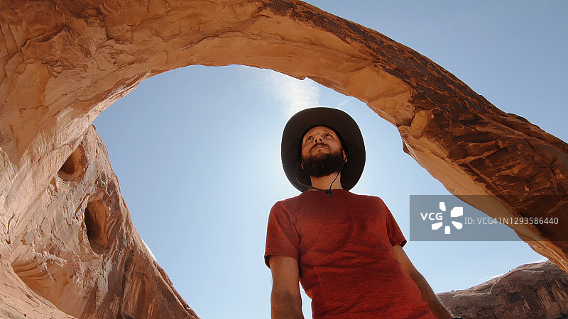 美国西南部科罗纳拱形下的男子自拍图片素材
