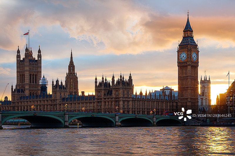 英国伦敦，威斯敏斯特，大本钟上的日落图片素材