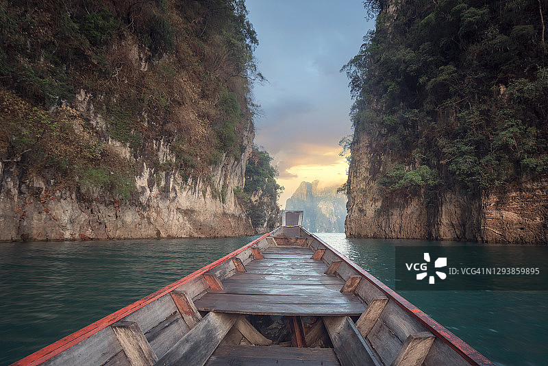 泰国苏拉特他尼省考索国家公园拉查帕坝的长尾船图片素材