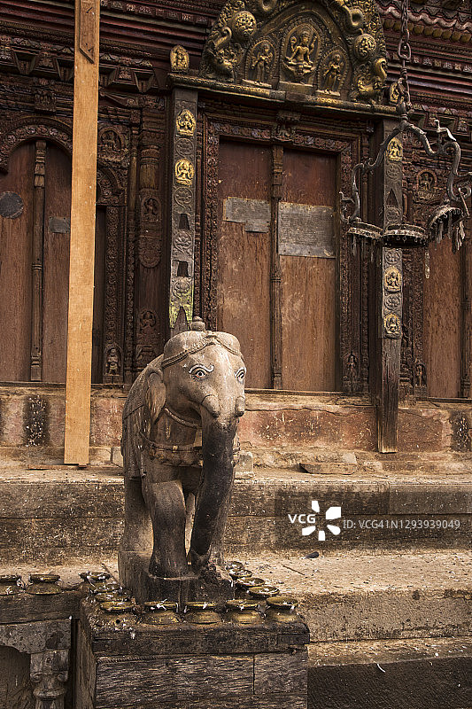 在尼泊尔加德满都的昌古纳拉延寺庙的南入口，一个华丽的石头大象守护雕刻的特写。图片素材