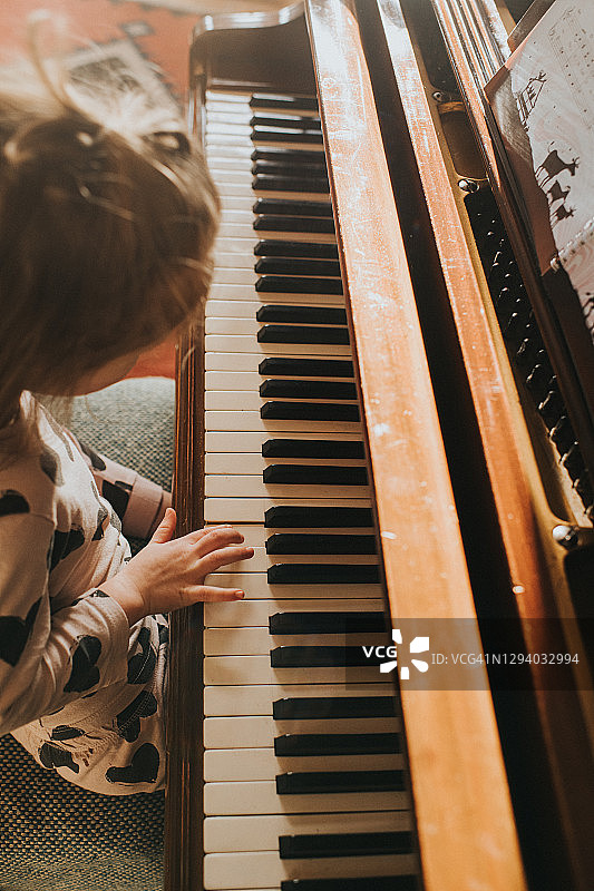 一个小女孩在弹钢琴图片素材