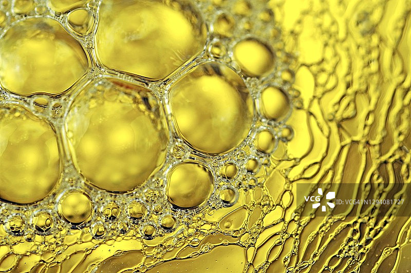 石油中的黄金泡沫图片素材