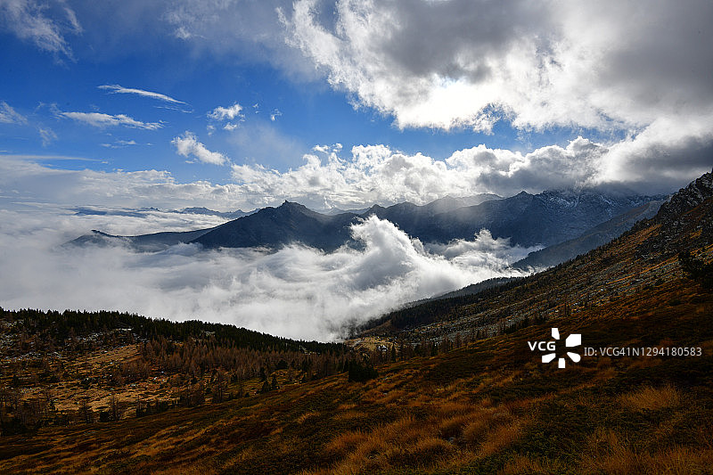 秋天，阿尔卑斯山上的暴风雨天空图片素材