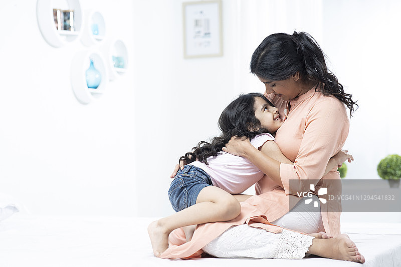 母亲和女儿一起快乐的股票照片图片素材