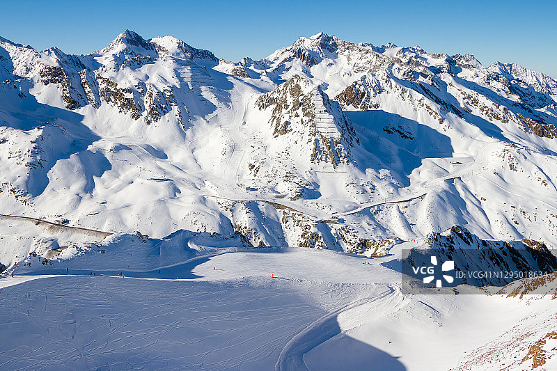 奥地利蒂罗尔，冬日阳光明媚的索尔登滑雪场，山上覆盖着积雪图片素材