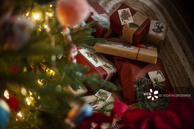 圣诞树下的礼物。安达卢西亚,西班牙图片素材
