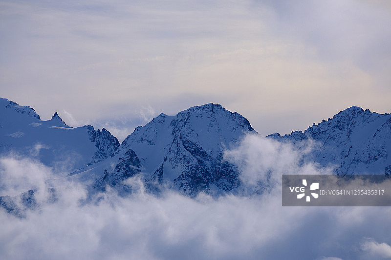 美丽的冬季高山景观滑雪场顶部有雪。阿尔卑斯山，白云岩，意大利，欧洲图片素材