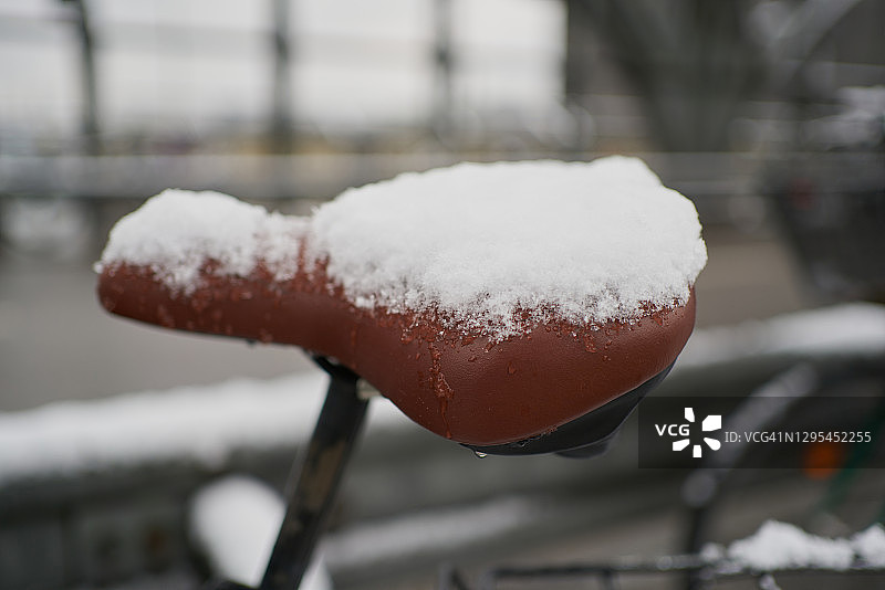 自行车座位上覆盖着刚下过的雪图片素材