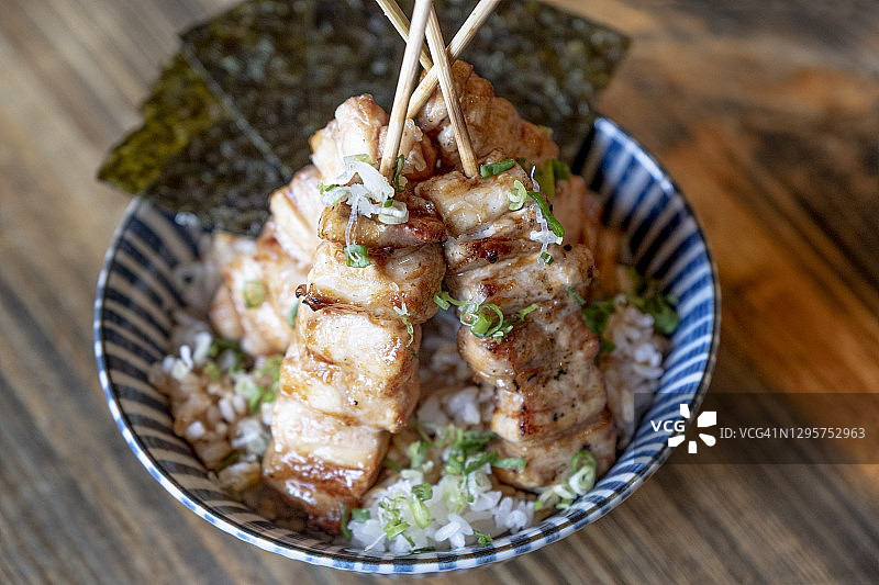 日式料理，鸡肉烧鸡，菜烧，饭团，米饭图片素材