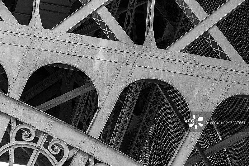 法国巴黎埃菲尔铁塔的细节镜头图片素材