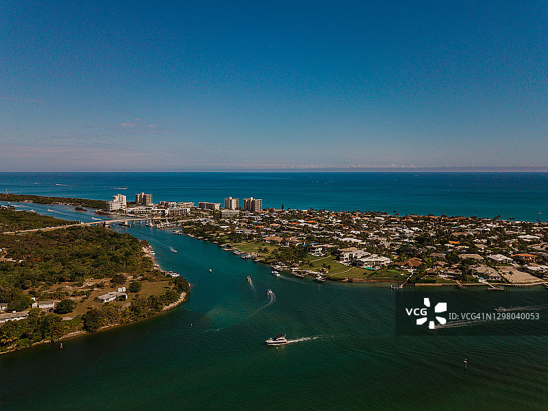 在朱庇特海滩，佛罗里达州在2021年1月中旬的蓝绿色海水上划船的周末鸟瞰图图片素材