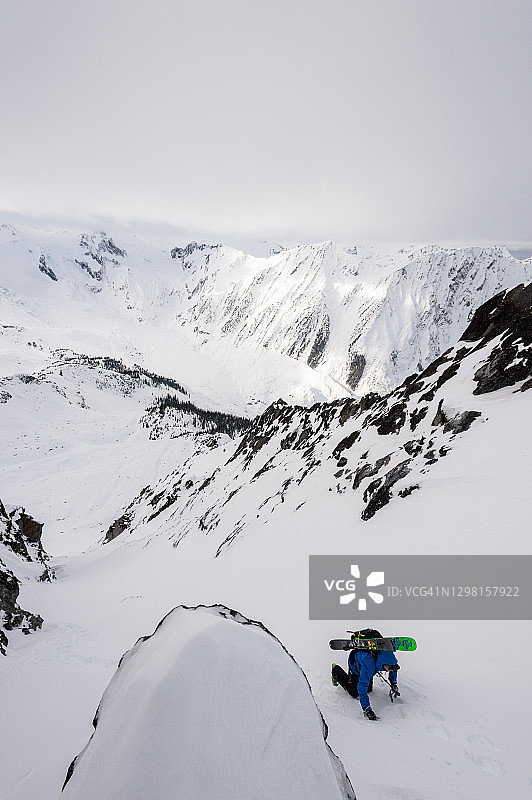 野外滑雪者攀登陡峭的粉坡图片素材