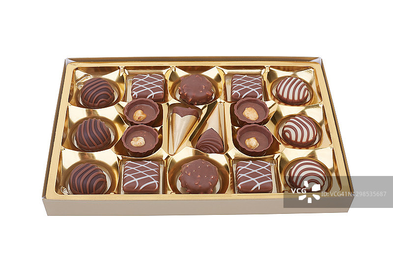 盒子里的巧克力糖果在白色的背景上被隔离图片素材