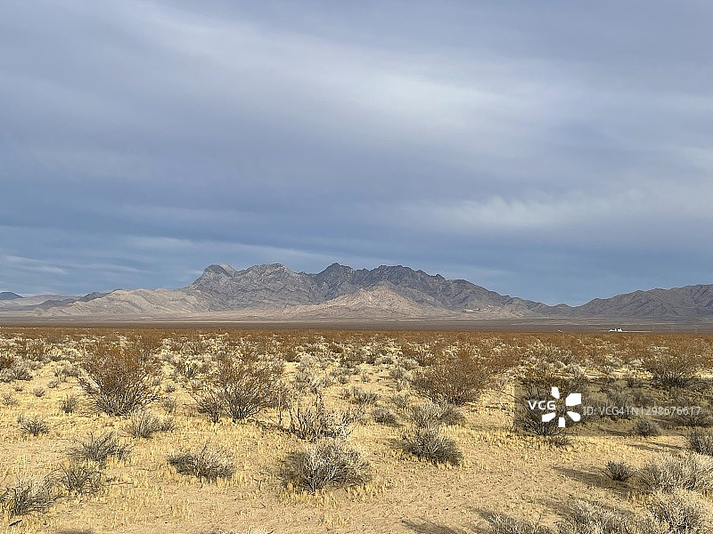 沙漠景观中的岩层图片素材