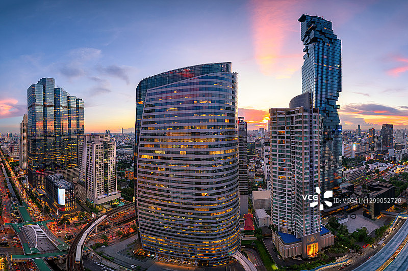 鸟瞰图曼谷市区现代办公大楼与日落时间图片素材