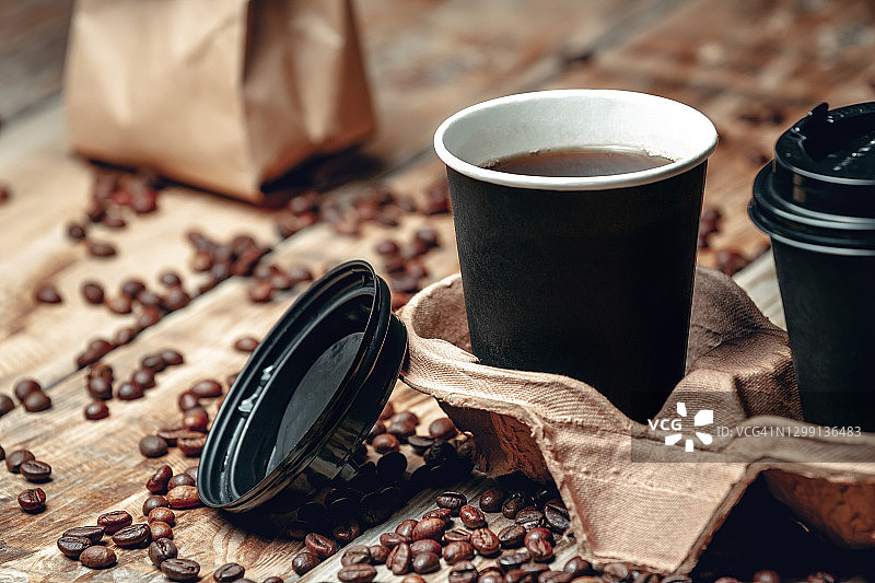 把咖啡杯和咖啡豆放在木制的背景上图片素材