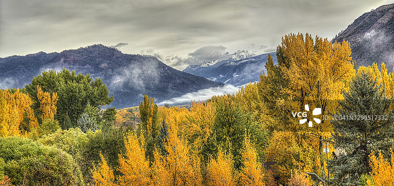 秋天的颜色视图和山峰雪图片素材