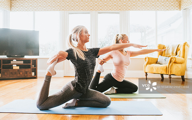 两个女人在家练瑜伽图片素材