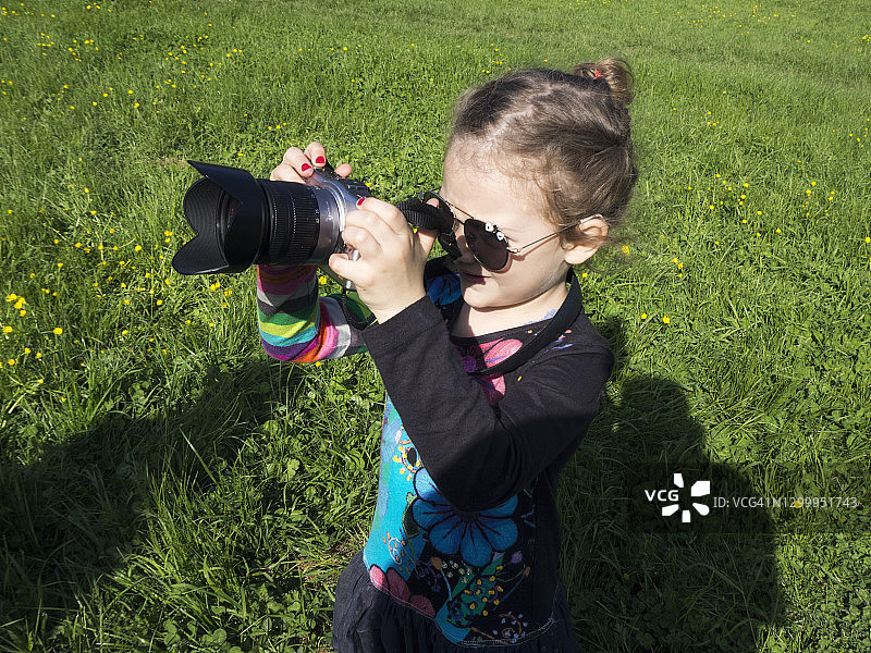 意大利，一个女孩站在户外用单反相机拍照图片素材