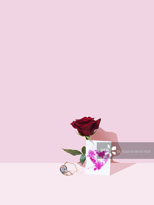 情人节卡片上的粉红色与玫瑰图片素材