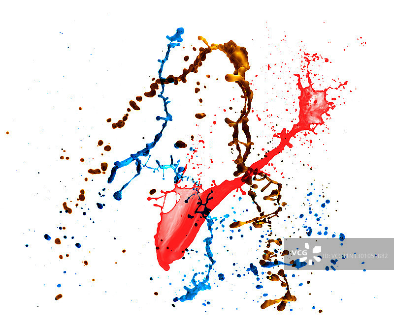 由红色和蓝色的液体喷射在白色背景上形成的水滴和飞溅的完整框架。图片素材