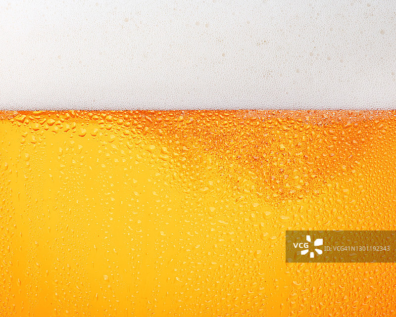 近距离的背景啤酒与泡沫在玻璃图片素材