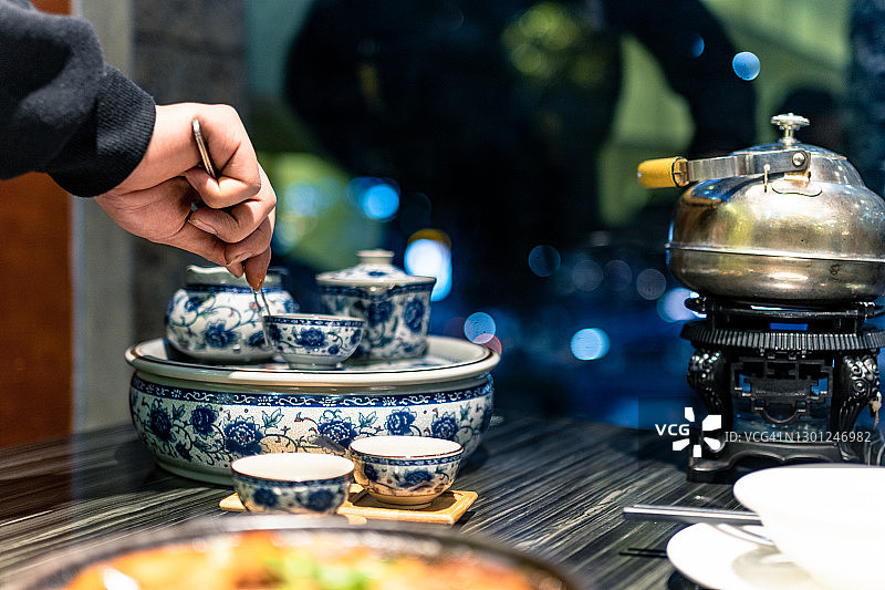 特写的人的手服务中国茶图片素材