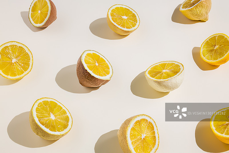 颜色柔和的柠檬，在柔和的背景上切成两半图片素材