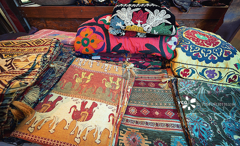 东方的，土耳其的，阿拉伯的，印度的手工枕头。图片素材