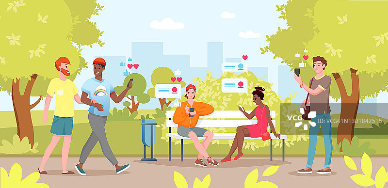 卡通扁平的年轻男女朋友坐在城市公园的长椅上，手里拿着智能手机自拍或在社交媒体背景下聊天。夏季城市公园与人矢量插图。图片素材