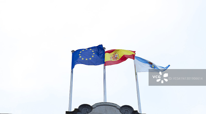 西班牙加利西亚的科鲁纳的欧洲、西班牙和加利西亚的国旗图片素材