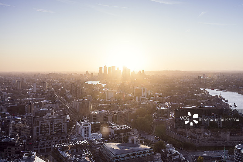 日出时伦敦城市上空的空中景观图片素材