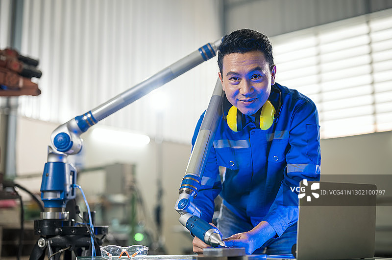 在汽车行业工作的高级工程师，同时使用手臂激光三维扫描汽车零件样品进行产品开发。能力成熟度模型(CMM)。图片素材