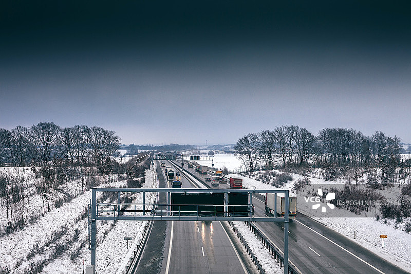 高速公路在冬天图片素材