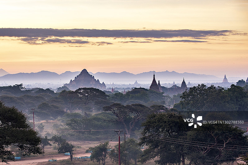 缅甸蒲甘清晨的巨塔图片素材